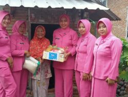 Polsek Buer Bersama Bhayangkari Salurkan Bantuan Sosial Untuk Warga Kurang Mampu