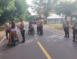 Berbagi Takjil, Polsek Kayangan sasar Masyarakat Pengguna Jalan di Desa Lengkukun