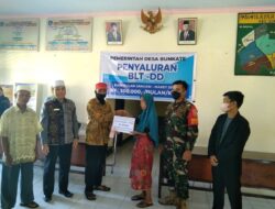 Pemdes Desa Bunkate Didampingi Bhabinsa Salurkan BLT DD Menjelang Hari Raya IDUL FITRI 1444 H