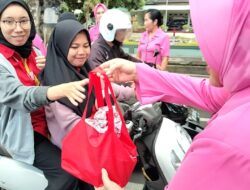 Bhayangkari dan YKB Daerah NTB bagi-bagi ta’jil di Mataram