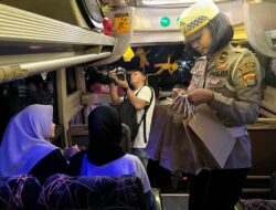 Sat Lantas Polres Bima Kota Berkolaborasi Melayani Penumpang  Arus Balik Mudik di Terminal Dara