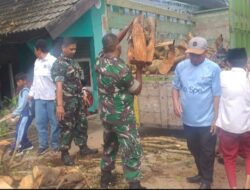 Danposramil1620-01Praya  Membersihkan Pohon Tumbang Yang Menimpa Sekolah.