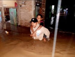 Potret Bhabinkamtibmas Paruga, Evakuasi Warga Berdampak Banjir