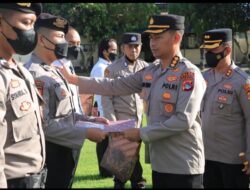 Karo SDM Polda NTB Serahkan Penghargaan Kepada Personil Polres Sumbawa Barat