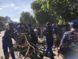 Wujud Peduli Bencana Banjir, Gabungan Sat Polairud Polres Bima Kota dan Bima Kabupaten Bersih-Bersih Sampah Berserakan