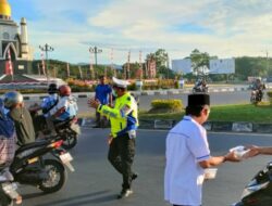 Polres dan SMSI Cabang Lombok Barat Bagikan Takjil Ramadhan