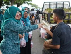 Di Bulan Ramadan, TP PKK Kecamatan Panakkukang Berbagi Takjil Kepada Pengguna Jalan