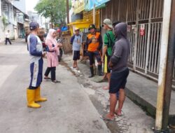 Camat Wajo Bersama Kasi Kebersihan Pantau Pengerukan Drainase