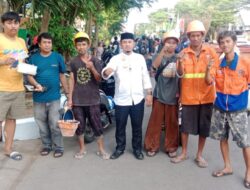 Kelurahan Pattunuang Pantau Langsung Pengecatan Kanstin Median Jalan Ahmad Yani Makassar   
