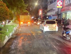 Satgas Sapu Lubang Dinas PU Kota Makassar Lakukan Pemeliharaan di Jalan Penghibur