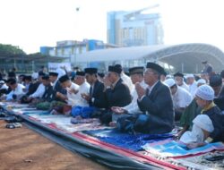 Danny Pomanto dan Ribuan Warga Makassar Salat Ied 1444 Hijriah di Lapangan Karebosi   