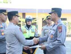 Karo SDM Polda NTB Berikan Penghargaan Kepada Personel Polres Lombok Utara*