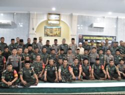 TNI-Polri Eratkan Sinergitas dan Jaga Kamtibmas dengan Salat Dzuhur Berjamaah