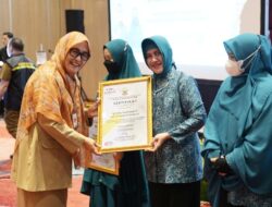 Indira Yusuf Ismail Sabet Penghargaan dari TP PKK Provinsi Sulsel