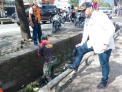 Camat Panakkukang Memanantau Langsung Aktivitas Satgas Bersih-bersih Drainase