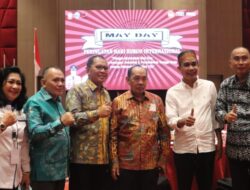 Danny Pomanto bersama Rudianto Lallo Diganjar Penghargaan di Hari Buruh Internasional