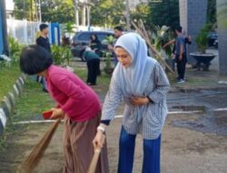 Disdik Kota Makassar Gelar Kegiatan Rutinitas Jumat Bersih di halaman kantor
