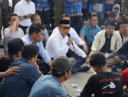 Prof. Zudan Temui Mahasiswa Pendemo, Duduk Lesehan Serap Aspirasi