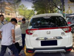 Dishub Makassar Gembok Kendaraan yang Parkir di Bahu Jalan