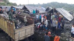 Sinergitas TNI-Polri, Bhabinkamtibmas Dan Babinsa Tangkampulit Gotong Royong Pasca Kebakaran