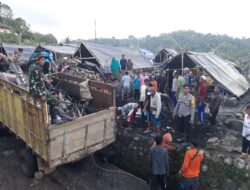 Sinergitas TNI-Polri, Bhabinkamtibmas Dan Babinsa Tangkampulit Gotong Royong Pasca Kebakaran