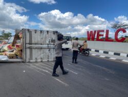 Truk Box Bermuatan Snack dan Minuman Terguling di Baypass Lombok Tengah