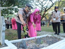 Jelang Hari Bhayangkara Ke-77, Polres Loteng Gelar Upacara Ke Makam Pahlawan