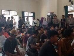 Ratusan Warga Embung Duduk Padati Kantor Desa Labulia, minta Kades Jangan  Kabut SP Kadus.