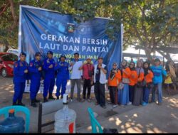 Satpolair Polres Loteng Bersama Masyarakat Bersih-Bersih Pantai Pelabuhan Awang
