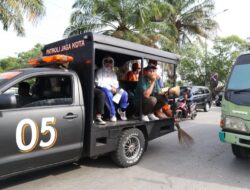 Gunakan Mobil Patroli, Wawali Fatma Pantau Gerakan Bersih Taman Kota