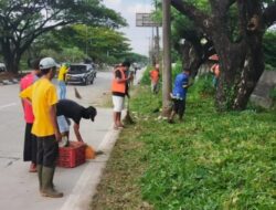 Satgas Kebersihan Kecamatan Mariso Bersihkan Jalan Metro Tanjung Bunga