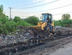 Kelurahan Katimbang Kerahkan Alat Berat Bersihkan Sampah Liar di Kecamatan Biringkanaya