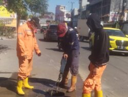 Respon Cepat Tim Satgas Dinas PU Kota Makassar Atasi Jalan Ambruk