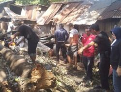 Anggota DPRD Makassar Muchlis Misbah Tinjau Rumah Warga Tertimpa Pohon di Jalan Muh Yamin