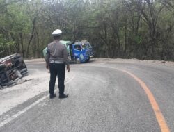 Anggota Satlantas Polres Sumbawa Barat Amankan TKP Truck Roda 6 Terbalik di Polamata KSB