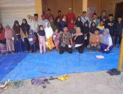 Peringati 10 Muharram, Pemuda Bersatu Desa Pengenjek Beri Santunan kepada Anak Yatim