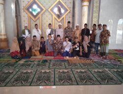 Pengurus Masjid Jami’ Al-Muthmainnah Desa Pengenjek Memberikan Santunan kepada  Delapan Puluh Tujuh anak yatim