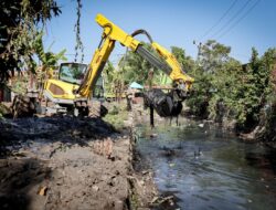 Spyder Excavator Dinas PU Makassar Beraksi di Kanal Buloa