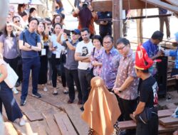 Danny Pomanto Bangga Perlihatkan Pembuatan Kapal Pinisi ke Peserta Senior Management Programme Singapore