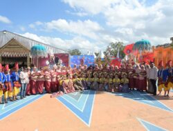 Kontingen Makassar Meriahkan Pawai Karnaval Expo Dekranasda Sulsel 2023 di Wajo