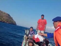 Rayakan HUT RI, Polairud Polres Bima Kota Bagi-bagi Bendera Merah Putih pada Nelayan di Perairan Teluk Bima