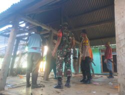 Sinergitas TNI dan Polri Gotong Royong Bongkar Rumah Panggung Milik Warga Desa Seteluk Atas  Sumbawa Barat