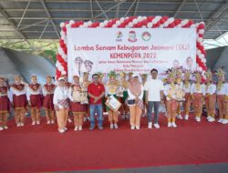 Ketua DWP Makassar Serahkan Hadiah Pemenang SKJ Kemenpora