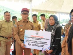 Serahkan Bansos KUBE, Pj Gubernur Sulbar Ingin Penerima Bantuan Berlomba Kembangkan Usahanya