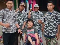 Penyerahan Bantuan Kursi Roda bagi Penyandang Disabilitas di Desa Pengenjek