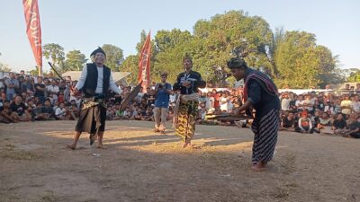 Anggota DPRD Loteng Dari Politisi Partai Demokrat Perang Gebuk Dengan Kades Bonjeruk saat Buka Bonjeroek Culture Festival