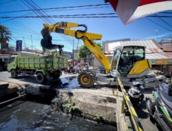 Antisipasi Genangan, Dinas PU Makassar Keruk Saluran Sekunder di Jalan Tarakan dan Jalan Salemo