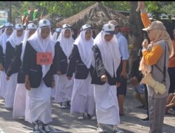 Camat Jonggat Lepas Peserta Gerak Jalan Dalam rangka memeriahkan HUT RI ke 78