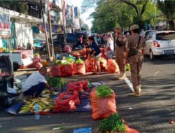Satpol PP BKO Kecamatan Bontoala Tertibkan PKL yang Berjualan di Bahu Jalan