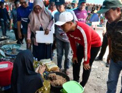 Pantau Pasar, Pj Gubernur Sulbar, Prof Zudan: Harga Sejumlah Komoditas Stabil dan Stok Masih Aman